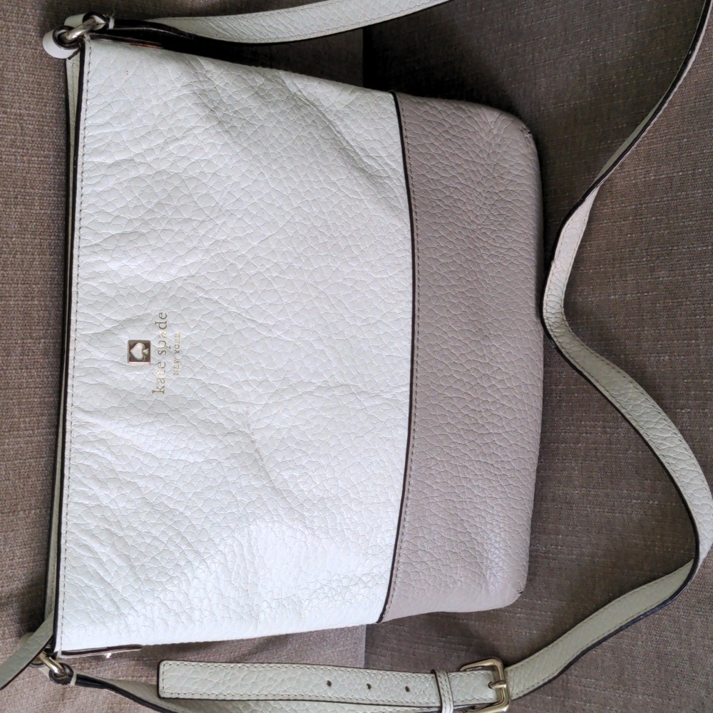 Kate Spade White & Gray Leather Bag, Cross body, Top Zipper 11" X10", pebble GUC